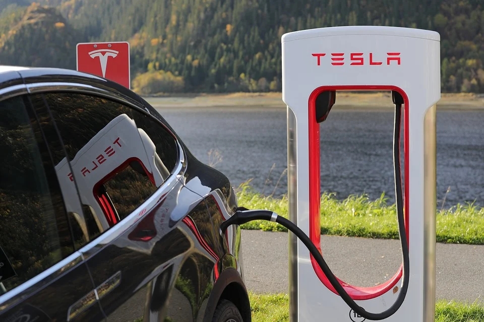 充电桩还是换电站，特斯拉和蔚来谁才能代言新能源汽车未来方向？